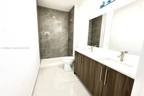 House in Florida City, Florida 5 bedrooms, 176.7 sq.m. № 1927628 - photo 17