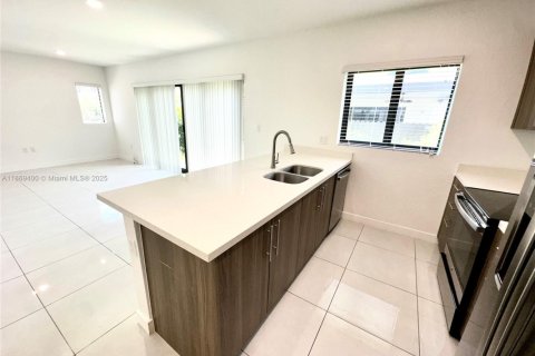 House in Florida City, Florida 5 bedrooms, 176.7 sq.m. № 1927628 - photo 15