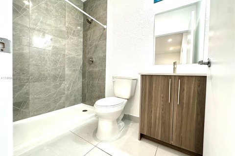 House in Florida City, Florida 5 bedrooms, 176.7 sq.m. № 1927628 - photo 26