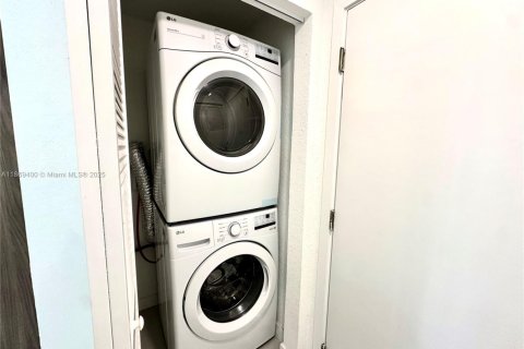 House in Florida City, Florida 5 bedrooms, 176.7 sq.m. № 1927628 - photo 12