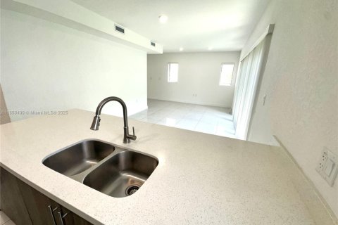 House in Florida City, Florida 5 bedrooms, 176.7 sq.m. № 1927628 - photo 16