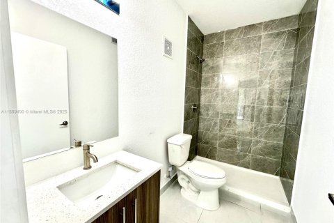 House in Florida City, Florida 5 bedrooms, 176.7 sq.m. № 1927628 - photo 9