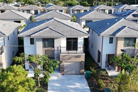 House in Florida City, Florida 5 bedrooms, 176.7 sq.m. № 1927628 - photo 1