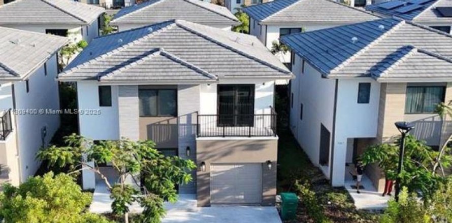 House in Florida City, Florida 5 bedrooms, 176.7 sq.m. № 1927628