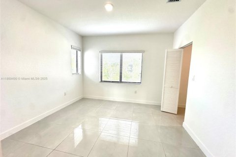 House in Florida City, Florida 5 bedrooms, 176.7 sq.m. № 1927628 - photo 19