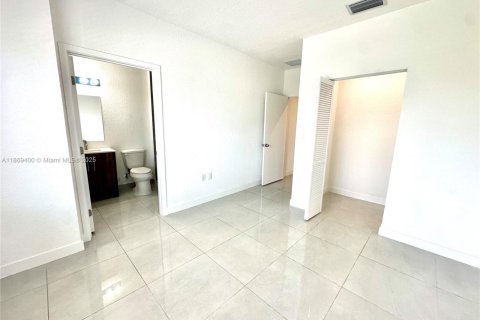 House in Florida City, Florida 5 bedrooms, 176.7 sq.m. № 1927628 - photo 21