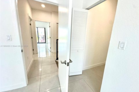 House in Florida City, Florida 5 bedrooms, 176.7 sq.m. № 1927628 - photo 28