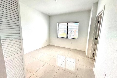 House in Florida City, Florida 5 bedrooms, 176.7 sq.m. № 1927628 - photo 23