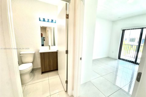 House in Florida City, Florida 5 bedrooms, 176.7 sq.m. № 1927628 - photo 22