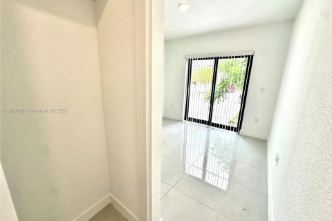 House in Florida City, Florida 5 bedrooms, 176.7 sq.m. № 1927628 - photo 8