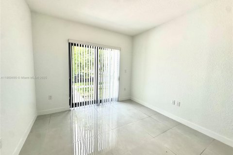 House in Florida City, Florida 5 bedrooms, 176.7 sq.m. № 1927628 - photo 10