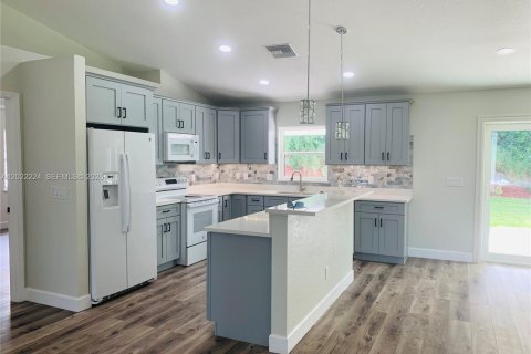 House in Lake Placid, Florida 3 bedrooms, 171.5 sq.m. № 2173273 - photo 4