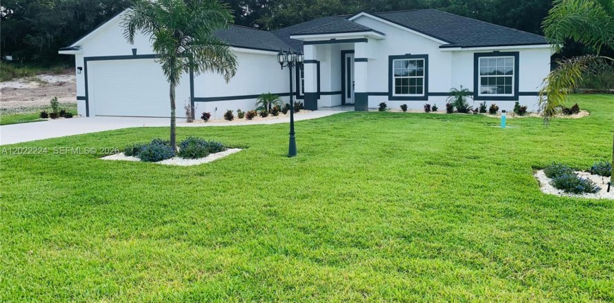 House in Lake Placid, Florida 3 bedrooms, 171.5 sq.m. № 2173273