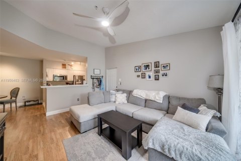 Condo in Miami, Florida, 1 bedroom  № 2010405 - photo 4