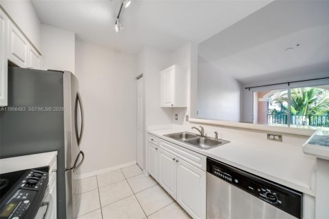 Condo in Miami, Florida, 1 bedroom  № 2010405 - photo 2