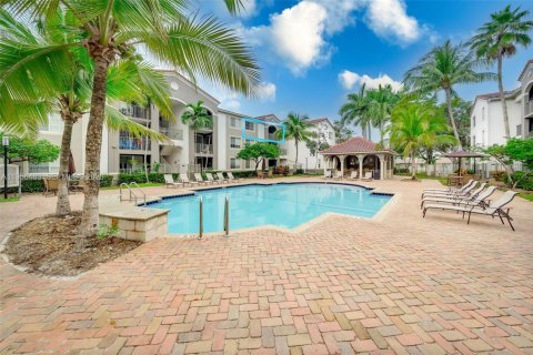 Condo in Miami, Florida, 1 bedroom  № 2010405 - photo 17
