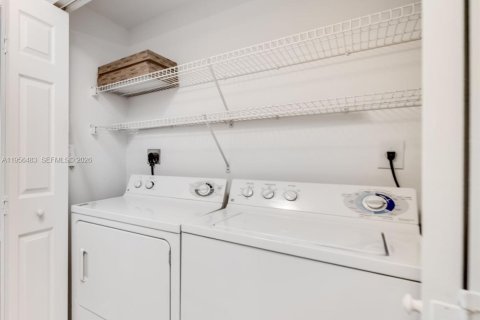 Condo in Miami, Florida, 1 bedroom  № 2010405 - photo 11