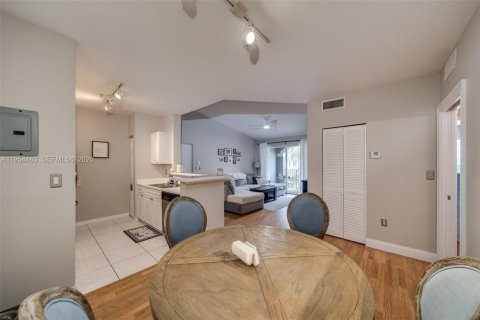 Condo in Miami, Florida, 1 bedroom  № 2010405 - photo 5