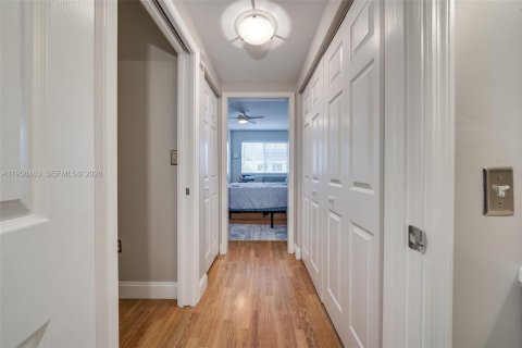 Condo in Miami, Florida, 1 bedroom  № 2010405 - photo 7