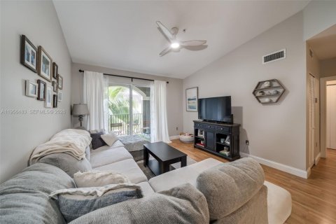 Condo in Miami, Florida, 1 bedroom  № 2010405 - photo 3