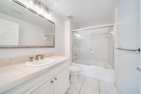 Condo in Miami, Florida, 1 bedroom  № 2010405 - photo 6