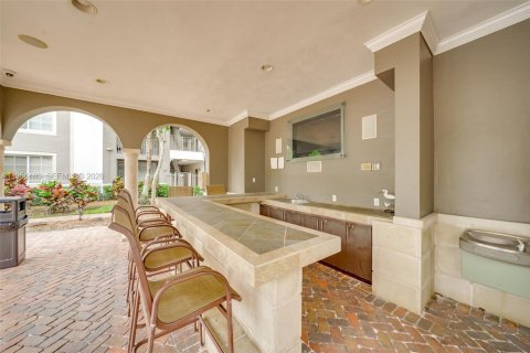 Condo in Miami, Florida, 1 bedroom  № 2010405 - photo 15