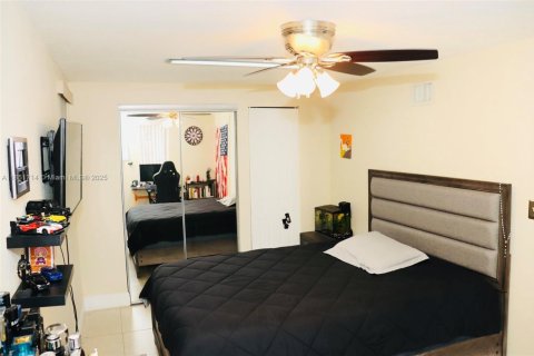 Casa en venta en Hialeah, Florida, 3 dormitorios, 141.3 m2 № 2015957 - foto 14