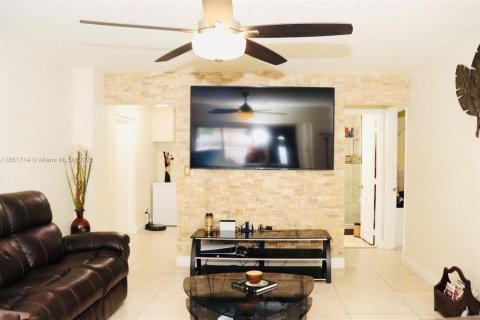 Casa en venta en Hialeah, Florida, 3 dormitorios, 141.3 m2 № 2015957 - foto 9