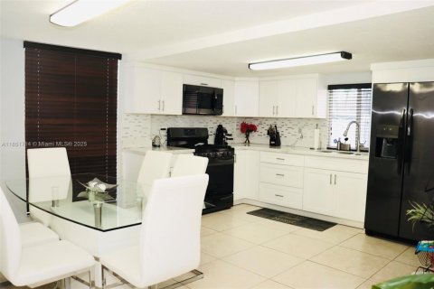 Casa en venta en Hialeah, Florida, 3 dormitorios, 141.3 m2 № 2015957 - foto 7