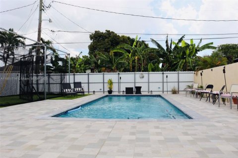 Casa en venta en Hialeah, Florida, 3 dormitorios, 141.3 m2 № 2015957 - foto 4