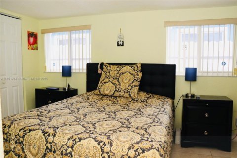 Casa en venta en Hialeah, Florida, 3 dormitorios, 141.3 m2 № 2015957 - foto 13