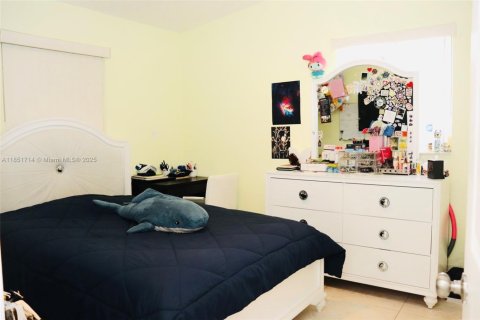 Casa en venta en Hialeah, Florida, 3 dormitorios, 141.3 m2 № 2015957 - foto 15