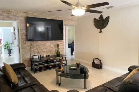 Casa en venta en Hialeah, Florida, 3 dormitorios, 141.3 m2 № 2015957 - foto 16