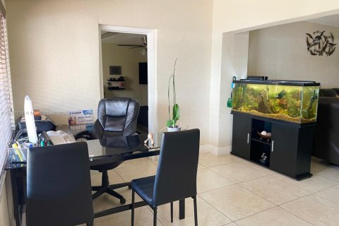 Casa en venta en Hialeah, Florida, 3 dormitorios, 141.3 m2 № 2015957 - foto 26