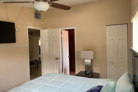 Casa en venta en Hialeah, Florida, 3 dormitorios, 141.3 m2 № 2015957 - foto 17