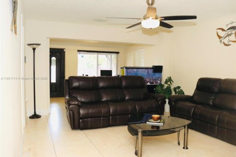 Casa en venta en Hialeah, Florida, 3 dormitorios, 141.3 m2 № 2015957 - foto 10