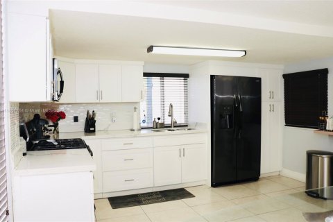 Casa en venta en Hialeah, Florida, 3 dormitorios, 141.3 m2 № 2015957 - foto 8