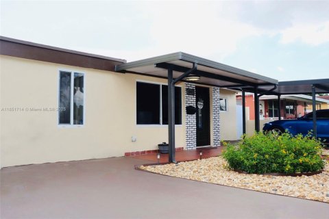 Casa en venta en Hialeah, Florida, 3 dormitorios, 141.3 m2 № 2015957 - foto 6