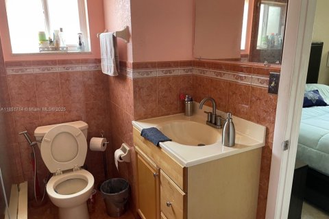 Casa en venta en Hialeah, Florida, 3 dormitorios, 141.3 m2 № 2015957 - foto 18
