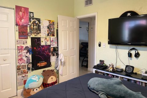 Casa en venta en Hialeah, Florida, 3 dormitorios, 141.3 m2 № 2015957 - foto 22