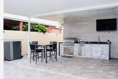 Casa en venta en Hialeah, Florida, 3 dormitorios, 141.3 m2 № 2015957 - foto 3