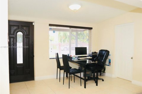 Casa en venta en Hialeah, Florida, 3 dormitorios, 141.3 m2 № 2015957 - foto 11
