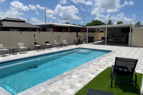 Casa en venta en Hialeah, Florida, 3 dormitorios, 141.3 m2 № 2015957 - foto 21