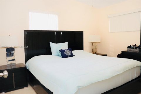 Casa en venta en Hialeah, Florida, 3 dormitorios, 141.3 m2 № 2015957 - foto 12
