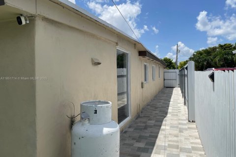 Casa en venta en Hialeah, Florida, 3 dormitorios, 141.3 m2 № 2015957 - foto 23