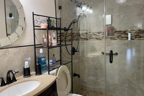 Casa en venta en Hialeah, Florida, 3 dormitorios, 141.3 m2 № 2015957 - foto 25