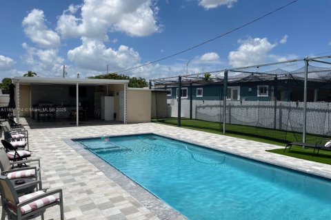 Casa en venta en Hialeah, Florida, 3 dormitorios, 141.3 m2 № 2015957 - foto 24
