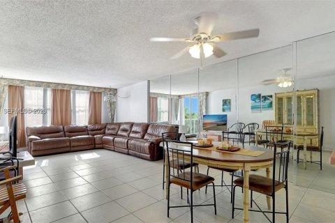 Condominio en alquiler en Fort Lauderdale, Florida, 2 dormitorios, 106.28 m2 № 2154358 - foto 8