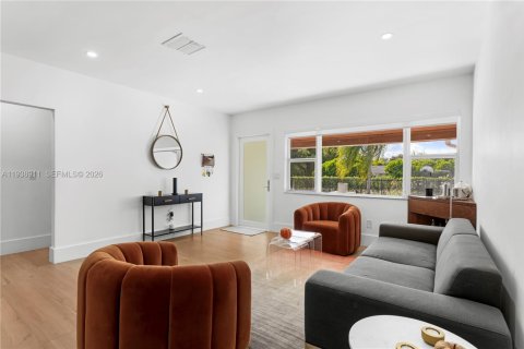 House in Miami, Florida 3 bedrooms, 237.64 sq.m. № 1997534 - photo 9