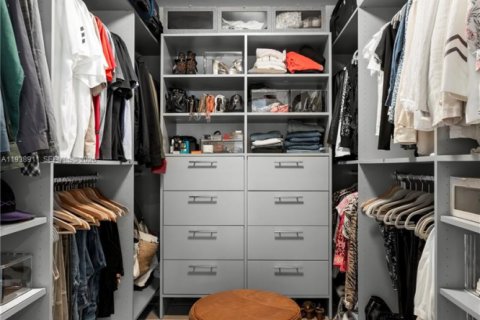 House in Miami, Florida 3 bedrooms, 237.64 sq.m. № 1997534 - photo 7